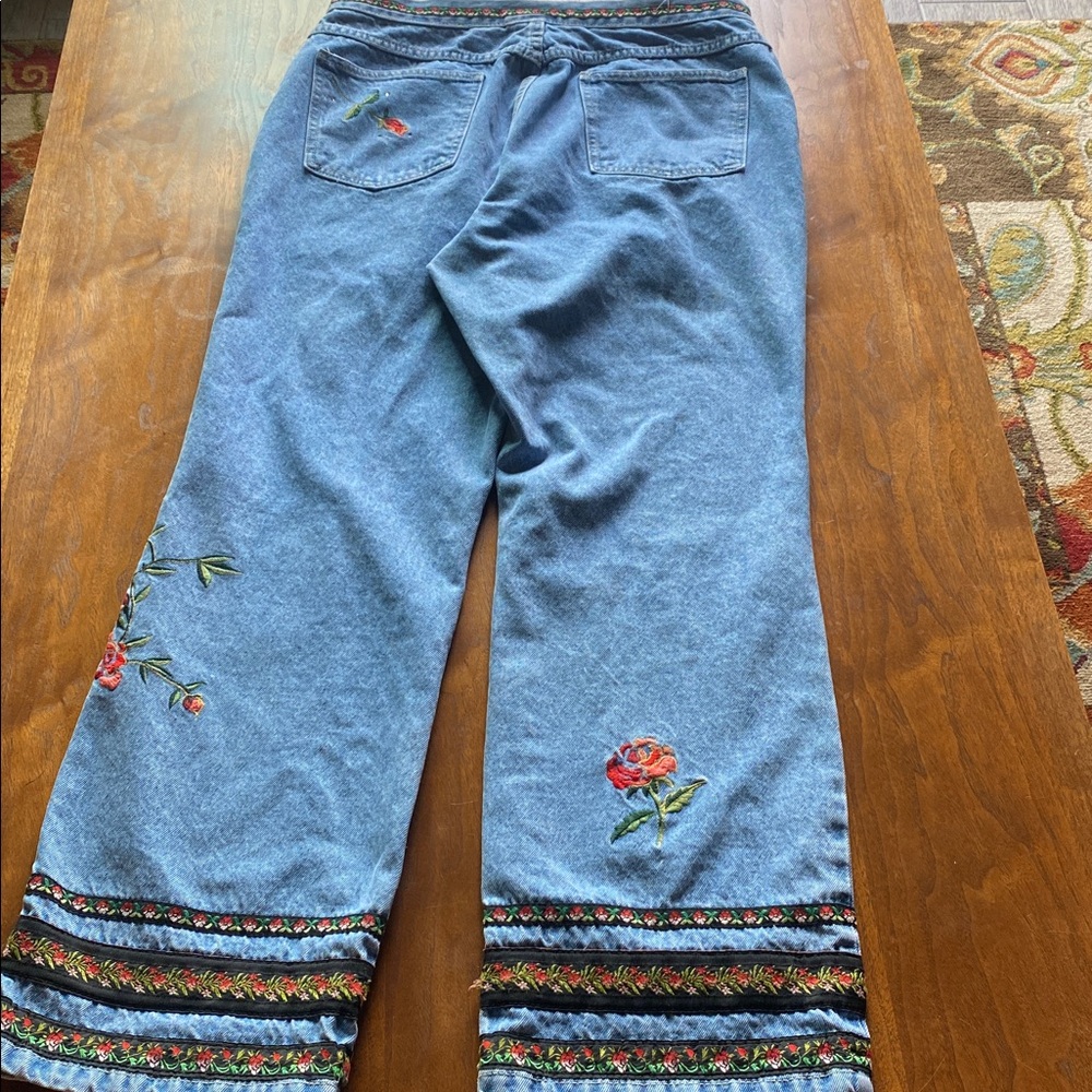 Bill Blass Jeans 100%cotton size 14 with flower embroidery and flower Rick rack